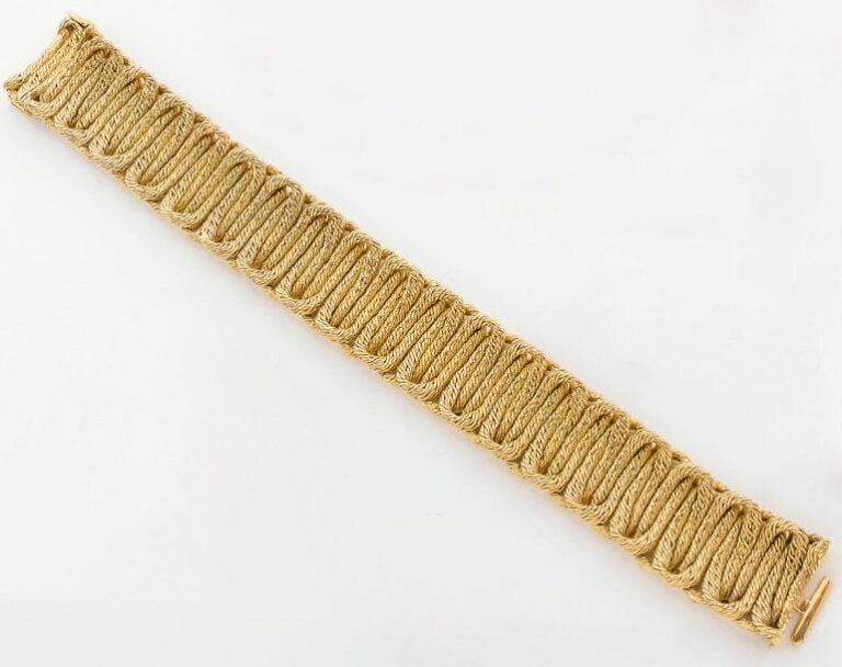 BRACELET « manchette » souple en or jaune torsadé à motifs sinueu