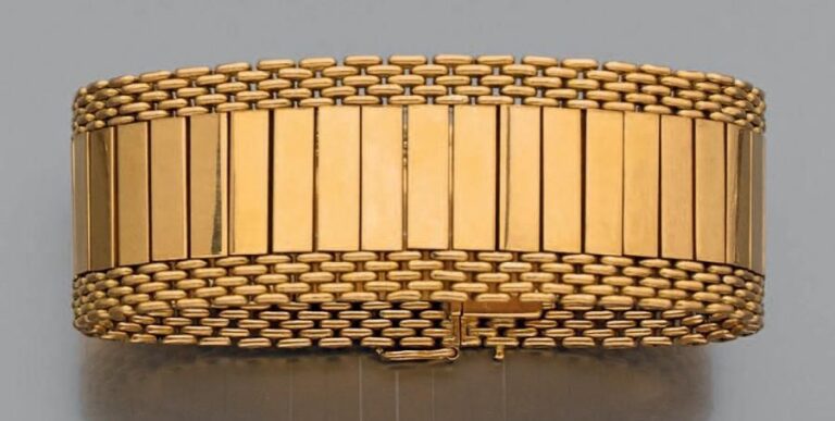 BRACELET manchette souple en or rose (750 millièmes) articulé composé de plaques rectangulaires bordées de maille «pont