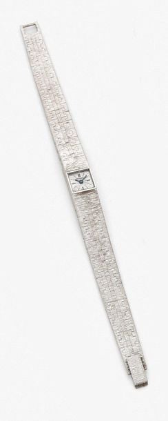 •BRACELET MONTRE carrée de dame en or gris (750‰) finement ciselé et articul