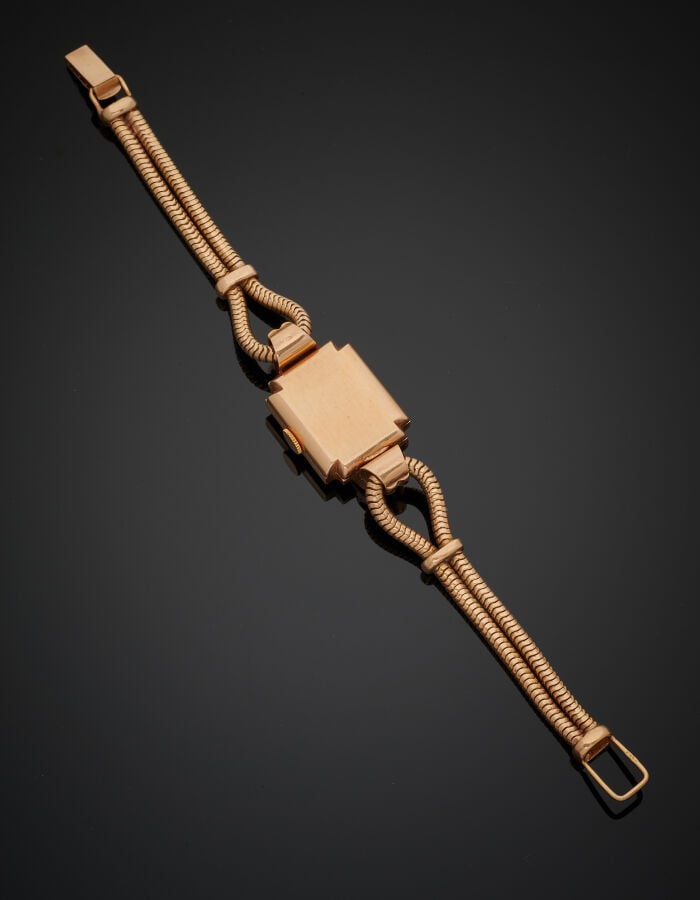 BRACELET MONTRE carrée de dame en or jaune (750‰). Attaches godronnées et brace…