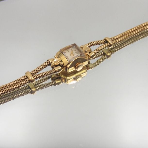BRACELET MONTRE carrée de dame en or jaune (750 millièmes