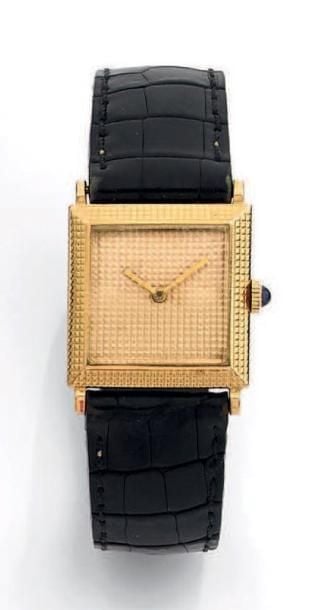 BRACELET MONTRE carrée, de dame, en or jaune, petit modèle «Clou de Paris», motifs «pointes de diamants