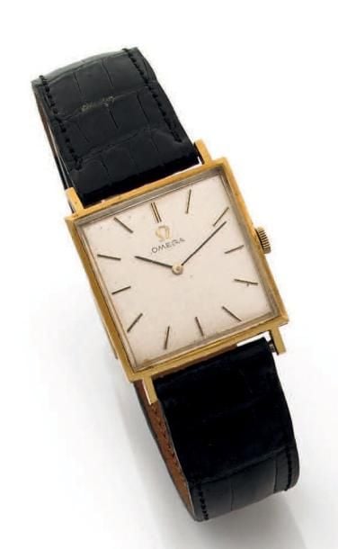 BRACELET MONTRE carrée en or jaune (750 millièmes