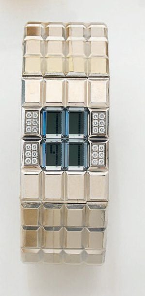 BRACELET MONTRE « Chocolat » de dame en acier serti de quatre pavages de diamants taille brillan
