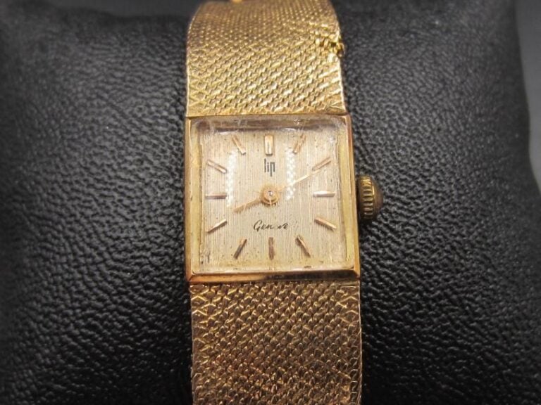 BRACELET MONTRE de dame carrée en or jaune (750 millièmes