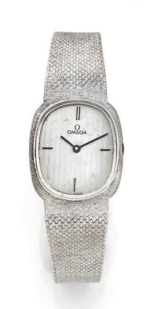 BRACELET MONTRE de dame de forme coussin en or gris (750 millièmes