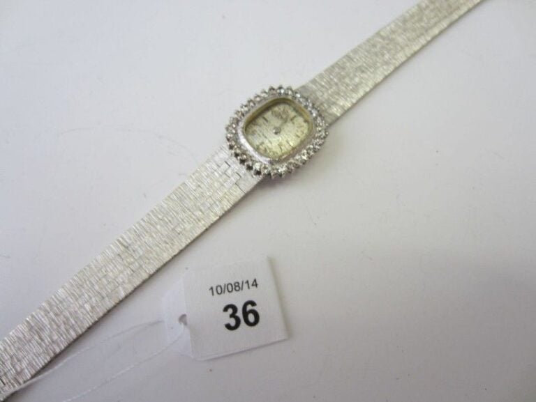 BRACELET MONTRE de dame de forme coussin en or gris (750 millièmes