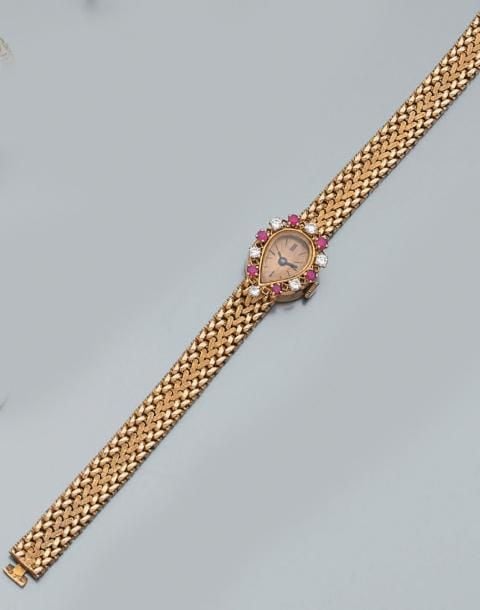 BRACELET MONTRE de dame de forme «goutte» en or jaun