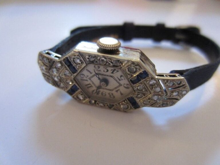 BRACELET MONTRE de dame de forme hexagonale, en or gris finement ciselé et ajour
