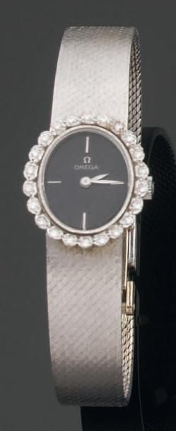 BRACELET MONTRE de dame de forme ovale en or gri