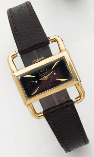 BRACELET MONTRE de dame de forme rectangulaire en or jaune ajouré, modèle « étrier