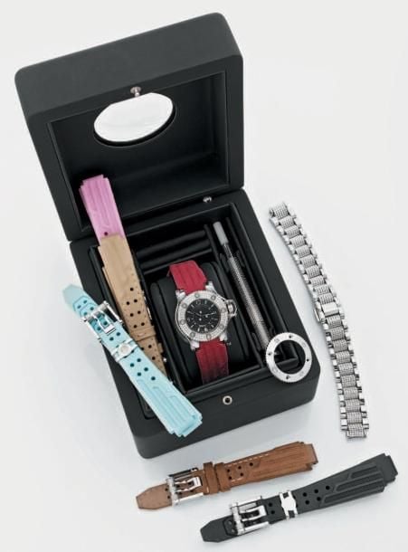 BRACELET MONTRE de dame en acier, ronde, modèle «First Cuda