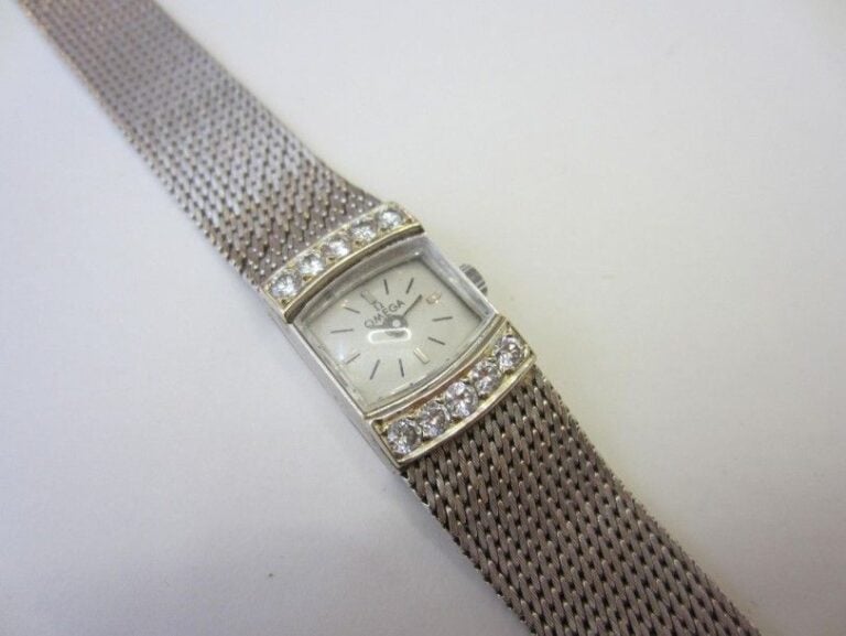 BRACELET MONTRE de dame en or gris (750 millièmes) Lunette bordée de diamants taille brillan