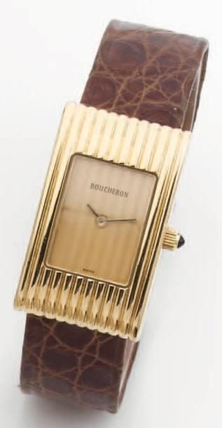 BRACELET MONTRE de dame en or jaune godronné, modèle « Reflet