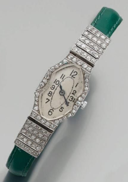 BRACELET MONTRE de dame en platine articulé serti de diamants de taille ancienn
