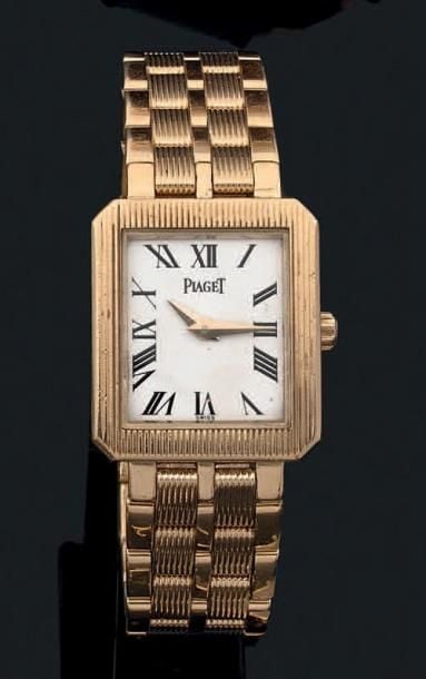 BRACELET MONTRE de dame rectangulaire en or jaune (750 millièmes) guilloché, petit modèle «Protocole 5354