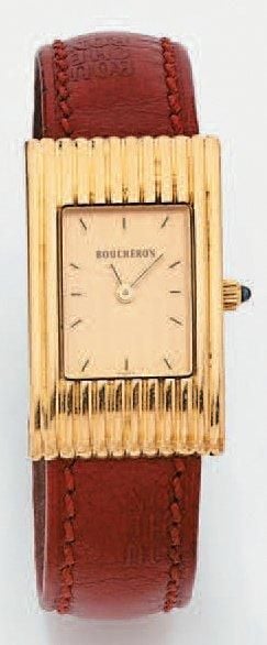 BRACELET MONTRE de dame rectangulaire en or jaune godronné, modèle «Reflet