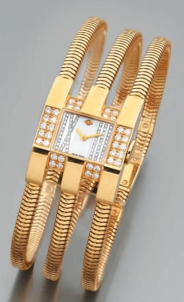 BRACELET MONTRE de dame rectangulaire en or jaune partiellement serti de diamant