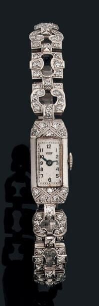 BRACELET MONTRE de dame rectangulaire en platine (900 millièmes) cisel