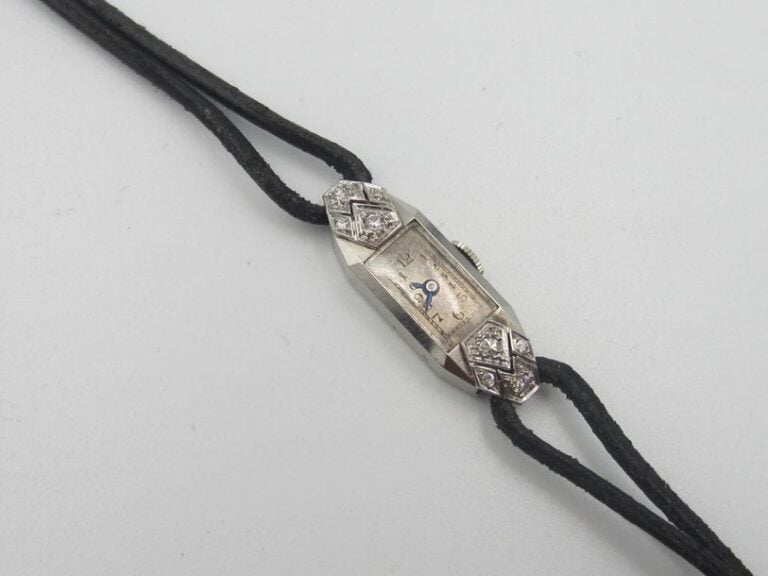 BRACELET MONTRE de dame rectangulaire en platine (950 millièmes