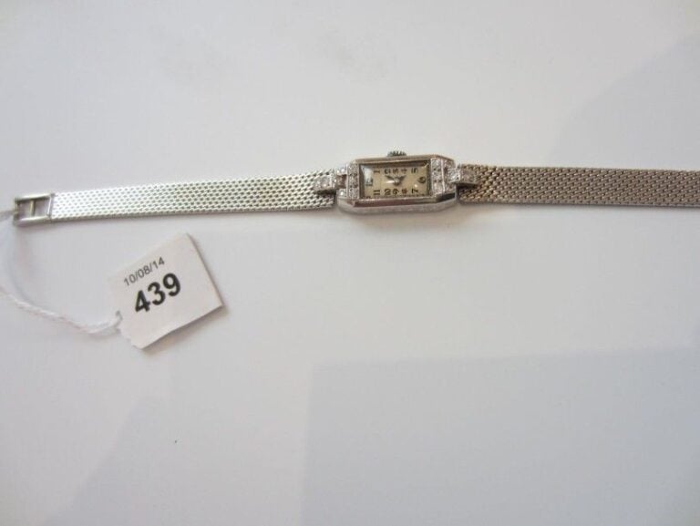 BRACELET MONTRE de dame rectangulaire en platine cisel