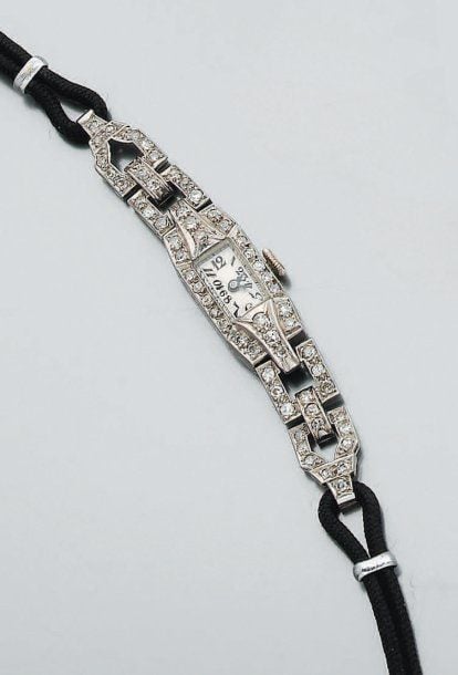 BRACELET MONTRE de dame rectangulaire en platine partiellement cisel