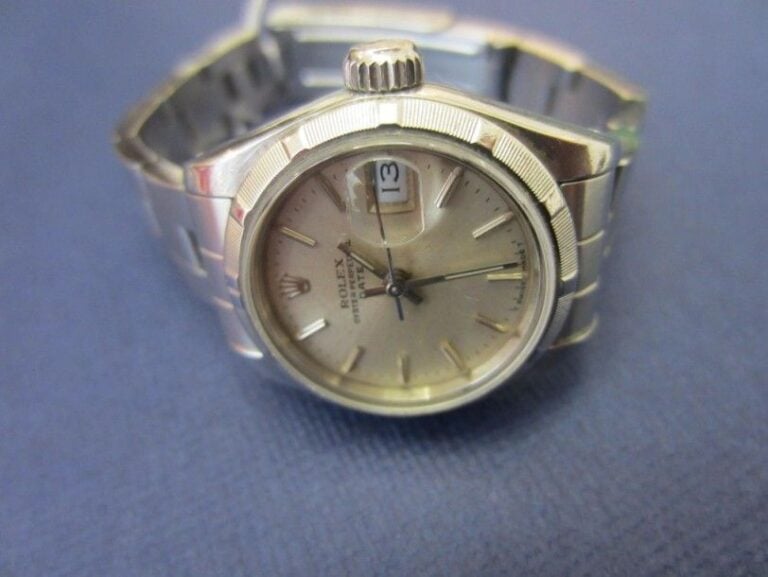 BRACELET MONTRE de dame ronde en acier, modèle «Oyster Perpetual Date