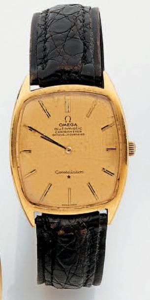 BRACELET MONTRE de forme coussin en or jaun