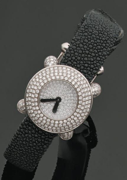 BRACELET MONTRE de forme ronde de dame en or gris pavé de diamants taille brillan