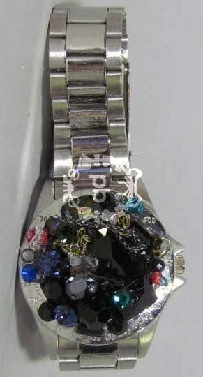 BRACELET-MONTRE en acier, cadran orné de cristaux Swarovski et de strass facettés noirs (signé)