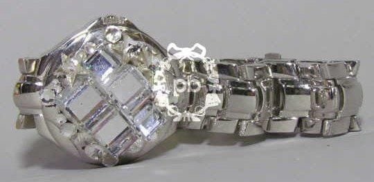 BRACELET-MONTRE en métal chromé articulé, cadran orné de strass et de cubes en plexiglass (signé sur plaque)