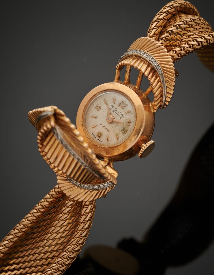 BRACELET MONTRE "noeud et volutes" ronde de dame en or jaune (750‰). La montre…