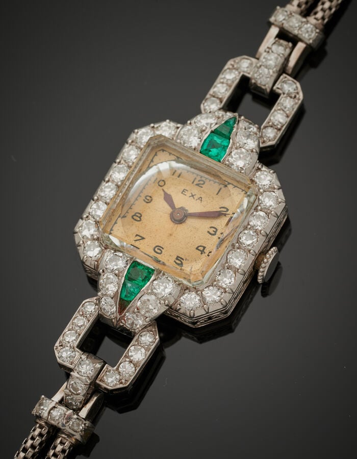 BRACELET MONTRE octogonale de dame en platine (950‰). Lunette et attaches géomé…