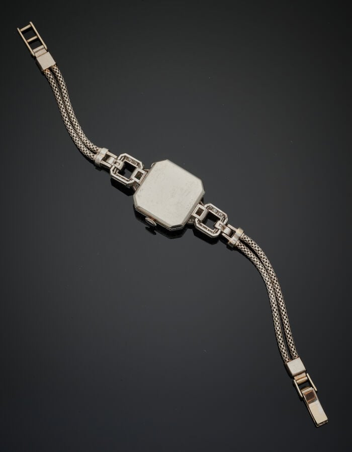 BRACELET MONTRE octogonale de dame en platine (950‰). Lunette et attaches géomé…