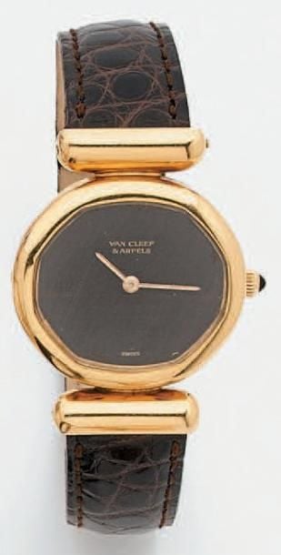 BRACELET MONTRE ovale de dame en or jaun