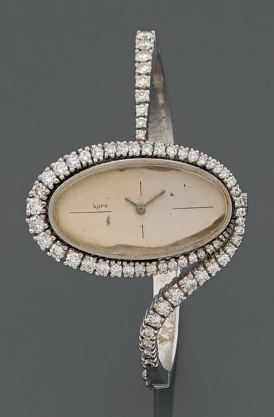 BRACELET MONTRE ovale de dame rigide ouvrant en or gris (750 millièmes) à motifs de volute