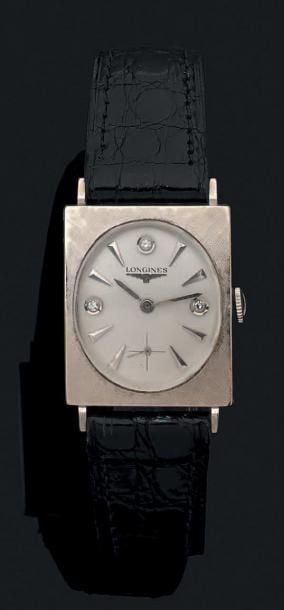 BRACELET MONTRE ovale en or gris 14 carats (585 millièmes), boîtier rectangulair