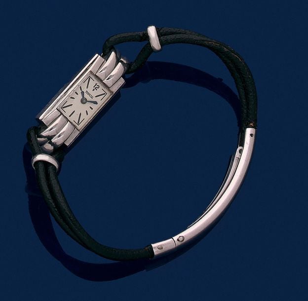 •BRACELET MONTRE rectangulaire de dame en acier, attaches godronnée