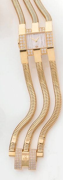 BRACELET MONTRE rectangulaire de dame en or jaune serti de diamant
