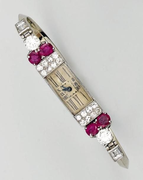 BRACELET MONTRE rectangulaire de dame en platin