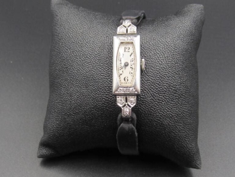BRACELET MONTRE rectangulaire de dame en platine (950 millièmes