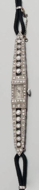 BRACELET MONTRE rectangulaire de dame en platine articul