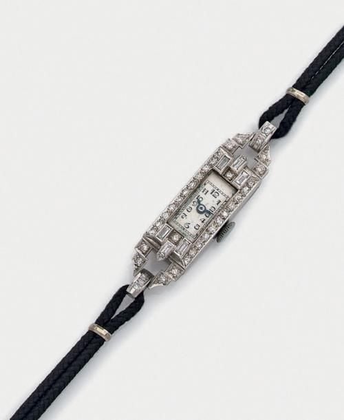 BRACELET MONTRE rectangulaire de dame en platine (mi