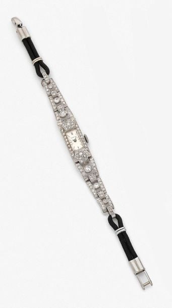 •BRACELET MONTRE rectangulaire de dame en platine (min 800‰) et or gris (750‰