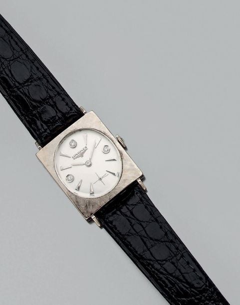 BRACELET MONTRE rectangulaire en or gris (585 millièmes) 14 carats cisel