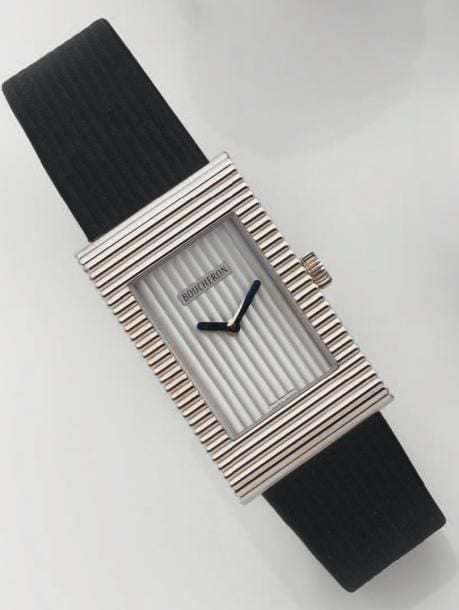 BRACELET MONTRE rectangulaire en or gris godronné, modèle « reflet