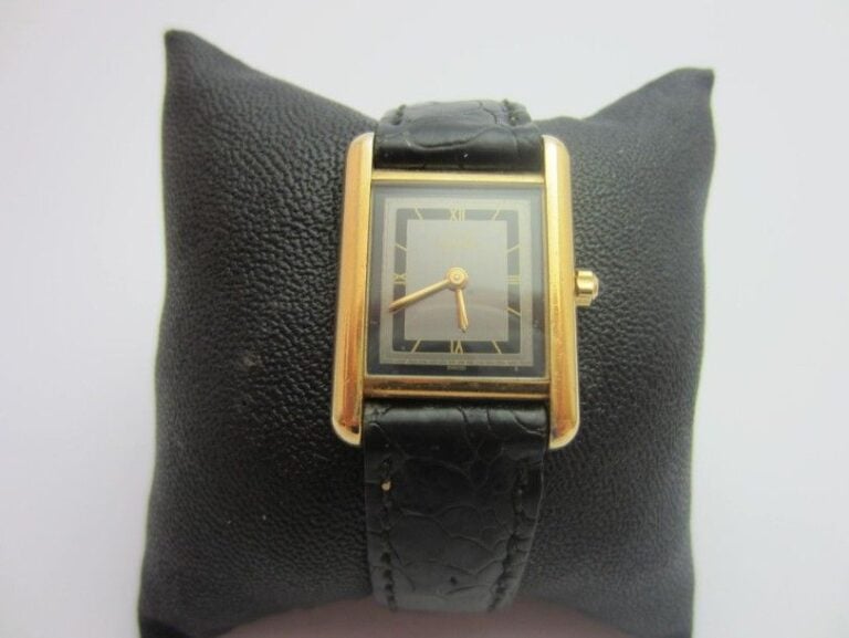 BRACELET MONTRE rectangulaire en vermeil (925 millièmes), modèle «Must de Cartier