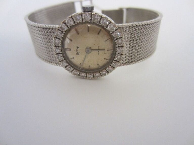 BRACELET MONTRE ronde de dame en or gris (750 millièmes
