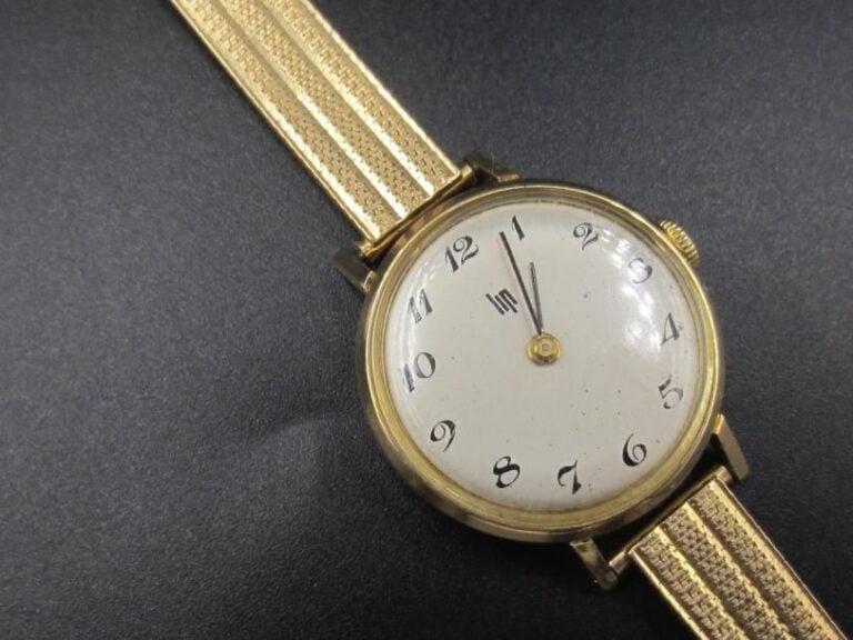 BRACELET MONTRE ronde de dame en or jaune (750 millièmes