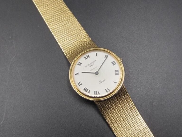 BRACELET MONTRE ronde en or jaune (750 millièmes) godronné et entièrement cisel